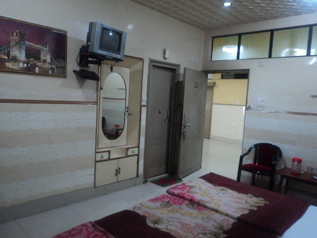 Hotel Jyoti Varanasi Esterno foto
