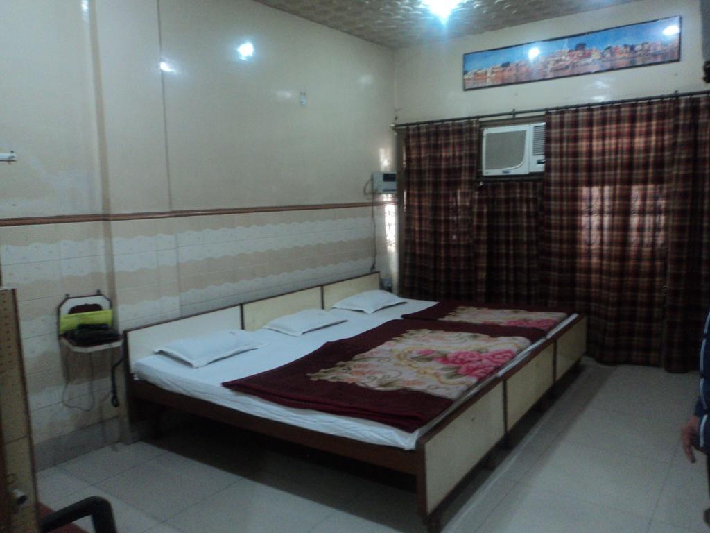 Hotel Jyoti Varanasi Esterno foto