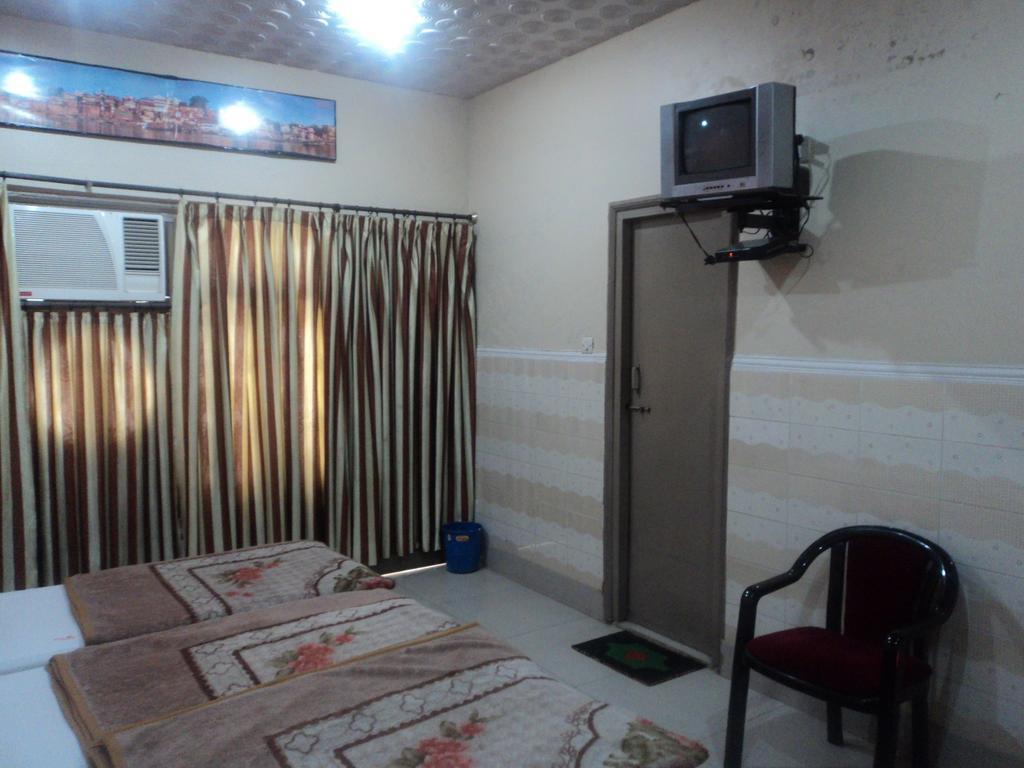Hotel Jyoti Varanasi Esterno foto