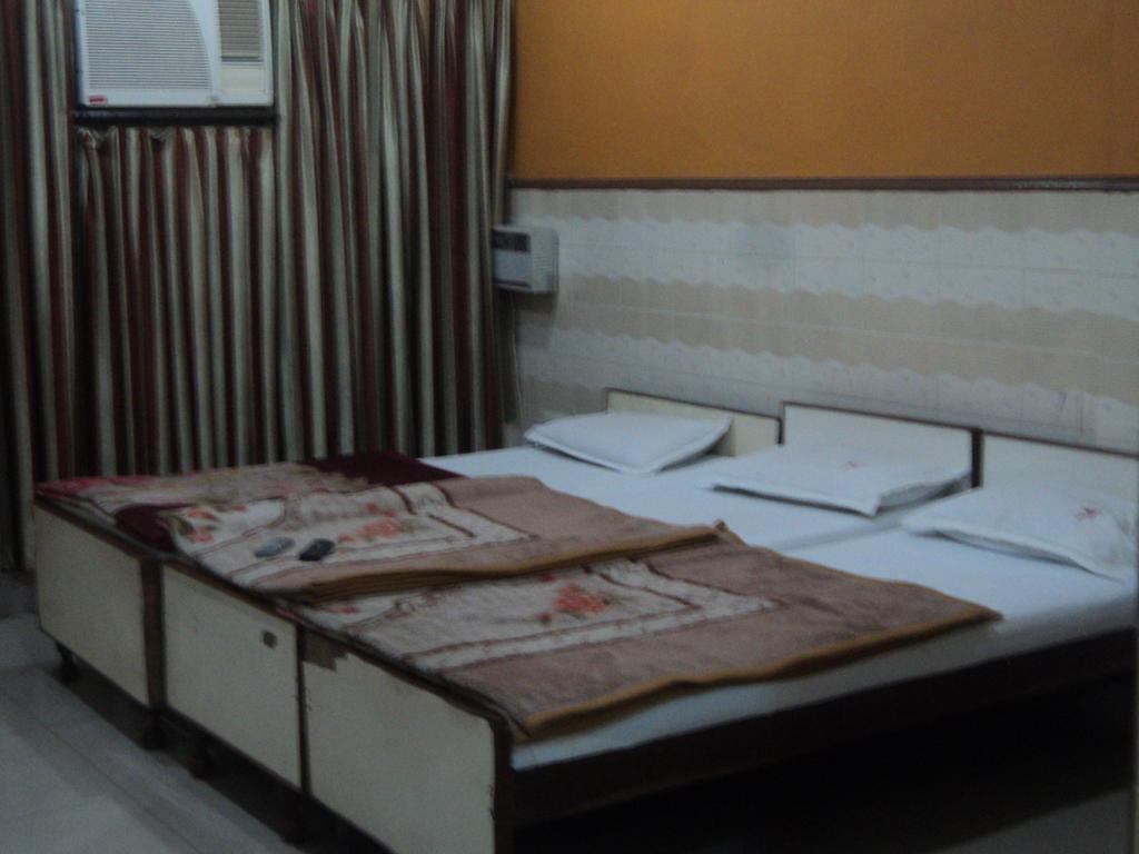 Hotel Jyoti Varanasi Esterno foto